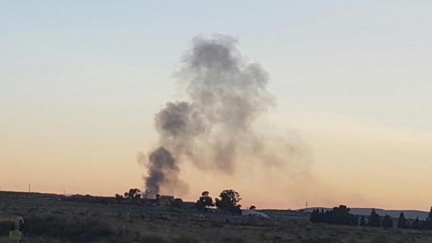 Los bomberos sofocan un pequeño incendio de muebles abandonados en Alicante