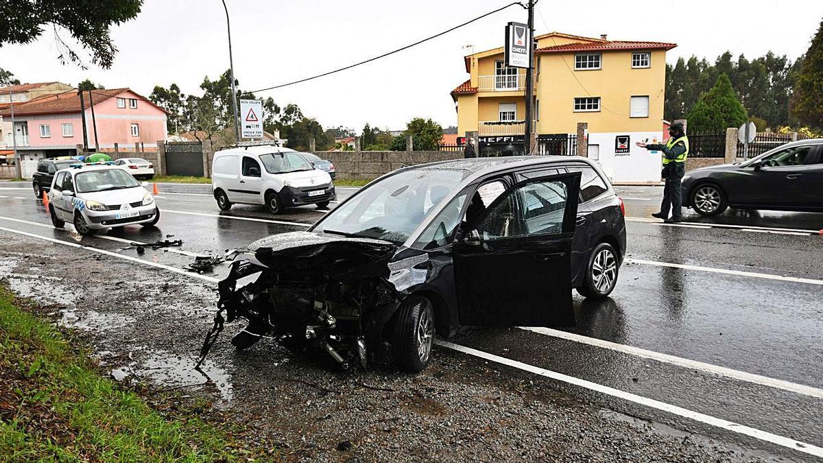 Uno de los vehículos implicados en el accidente. |   // G. SANTOS 