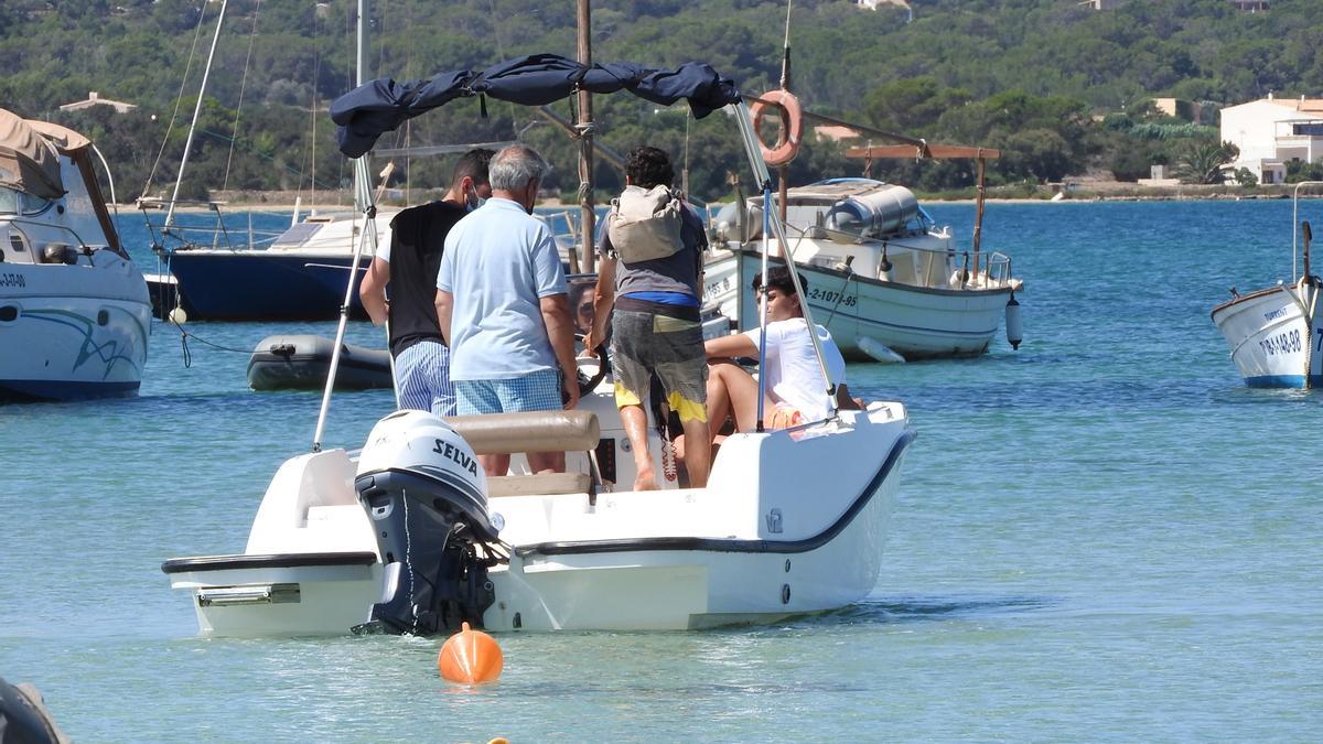 Embarcaciones de lista sexta, de charters de alquiler, fondeadas en s’Estany des Peix, en Formentera.