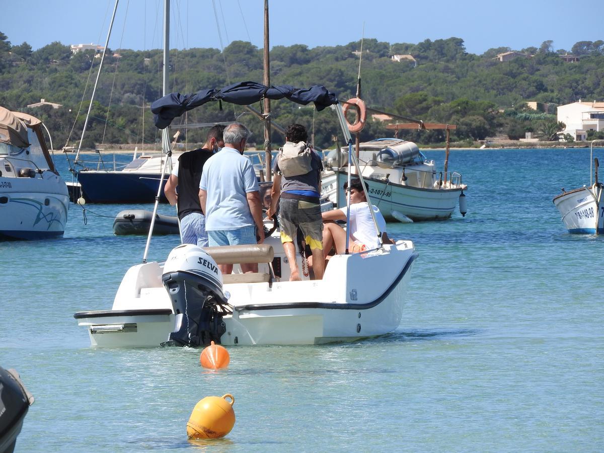Embarcaciones de lista sexta, de charters de alquiler, fondeadas en s’Estany des Peix, en Formentera.