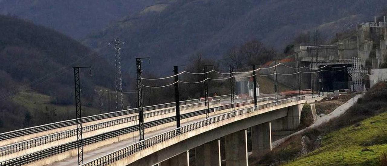 Un viaducto en las inmediaciones de la ladera inestable de la Variante.