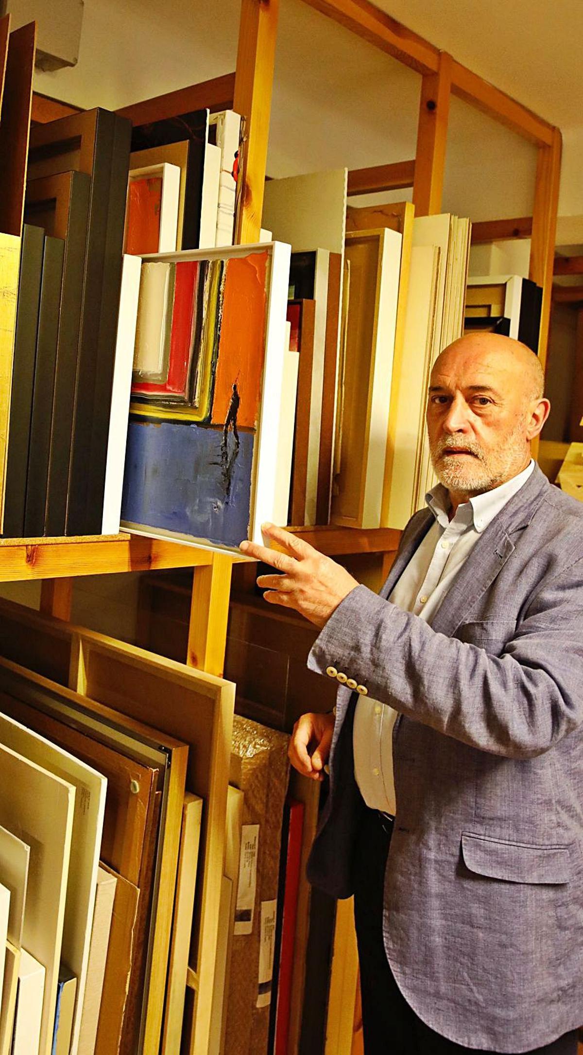 Amador Fernández, con algunas de sus obras, en su galería.