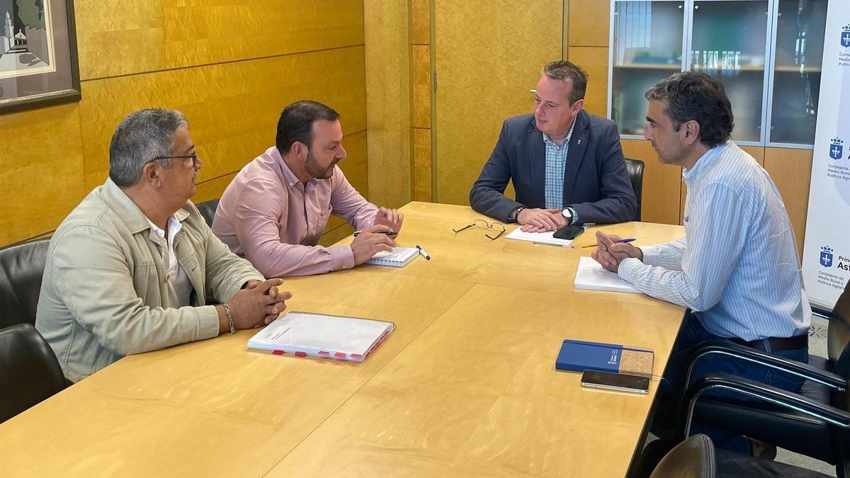 De izquierda a derecha, Luis Ángel Vázquez, concejal de Medio Rural del Ayuntamiento de Mieres;el alcalde de Mieres, Manuel Ángel Álvarez; el consejero de Medio Rural y Política Agraria, Marcelino Marcos y el director general de Gestión Forestal, Javier Vigil.