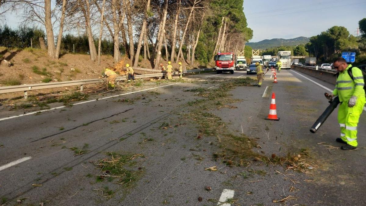 Barselona saatte 78 km hızla rüzgar kaydederken Meteocat uyarısını Cuma gününe kadar sürdürecek