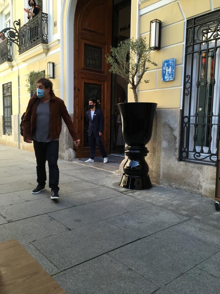 Fervor por Penélope Cruz y Javier Bardem a la salida de su hotel en València