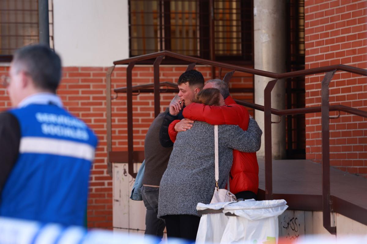 Imagen de familiares de víctimas en el siniestro ferroviario de Adamuz (Córdoba) accediendo al punto de información habilitado en el Centro Cívico Poniente Sur.