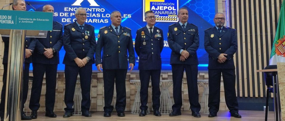 De izquierda a derecha, José Juan Expósito (Tenerife), Francisco González (La Oliva), Estebán Hernández (Pájara), Pedro Gordillo, inspector jefe de Puerto del Rosario, Pascual Martínez,  presidente de la Unión Nacional de Jefes y Directivos de las Policías Locales (UNIJEPOL), Romualdo Perdomo (Tuineje) y José Luís Herrera (Gran Canaria).  | | LP/DLP