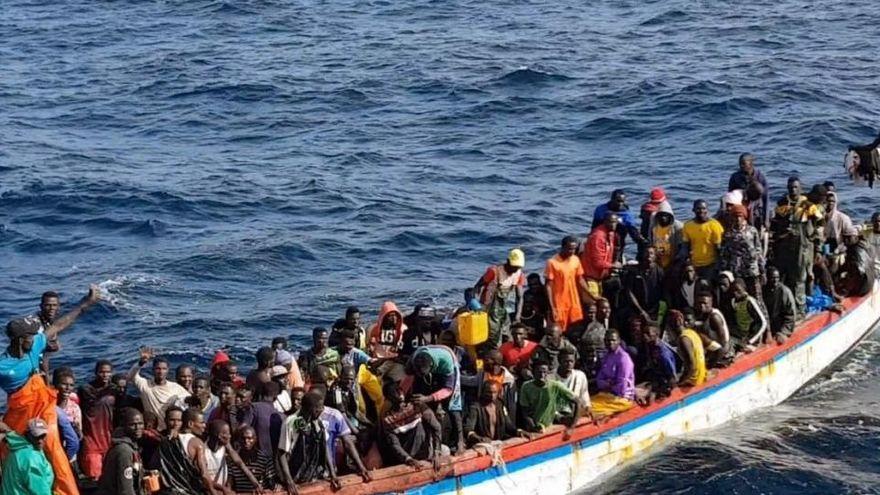 Rescatan a otros 37 inmigrantes de un segundo cayuco al sur de Canarias