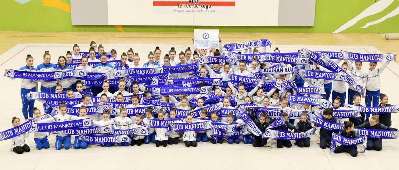 Gimnastas de competición del Maniotas, en la presentación en la Pista Vermella.