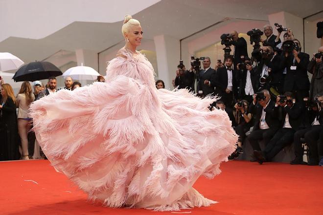 Lady Gaga posando con su vestido en el Festival de Cine de Venecia