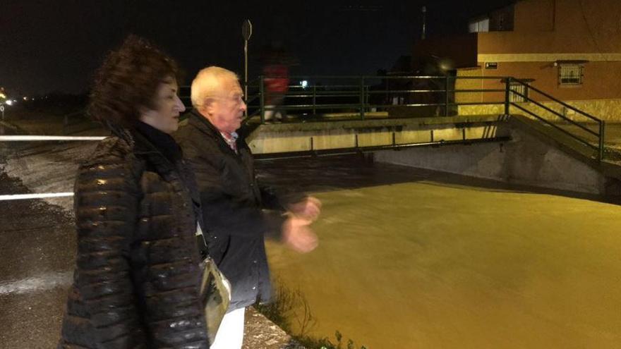 La consejera de Presidencia, Dolores García Pagán, junto al pedáneo de alquerías frente al río