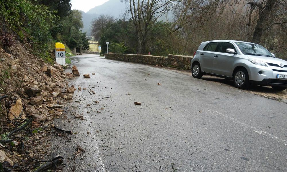 Pequeño desprendimiento en carretera de Orient