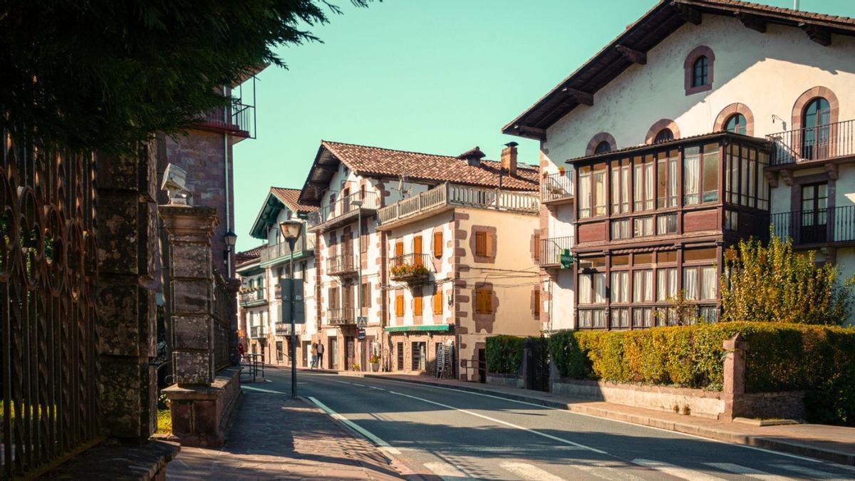 Calle Elizondo desde el río. Navarra. España