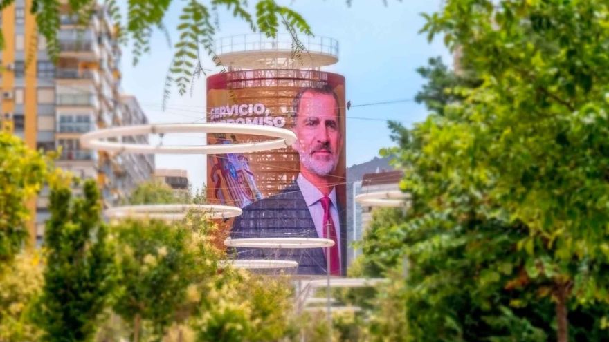Un mensaje en pantallas y el tecnohito para felicitar desde Benidorm a Felipe VI