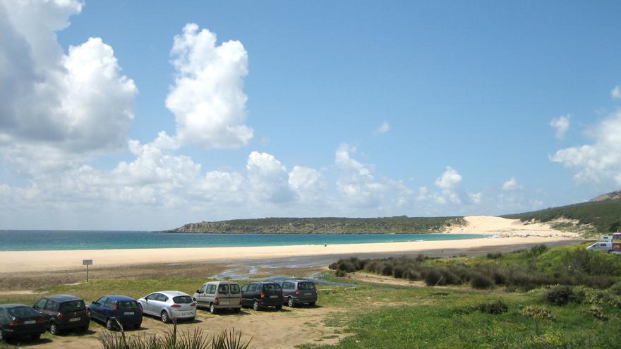 Hallan posibles restos de pellets de plástico en la playa de Bolonia de Cádiz