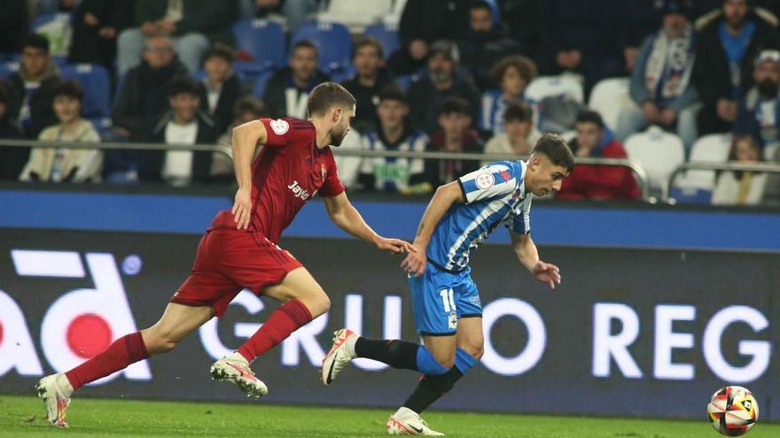 Yeremay, perseguido por un jugador de Osasuna Promesas. | // IAGO LÓPEZ
