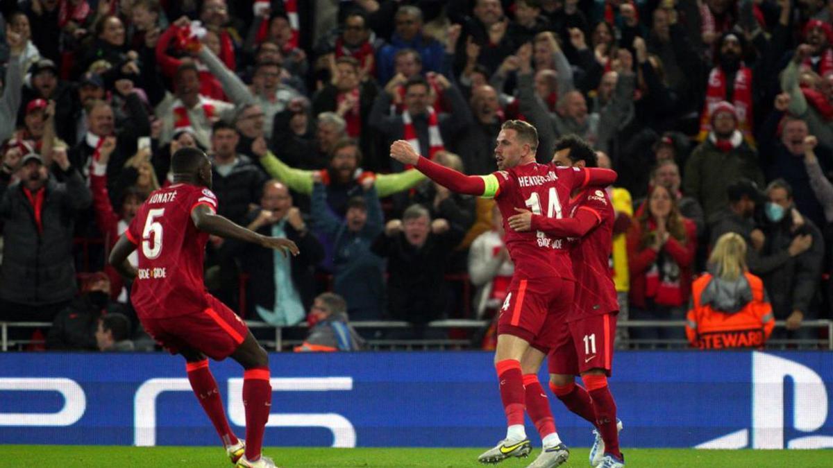 Tres jugadors del Liverpool celebren el primer gol. | EUROPA PRESS