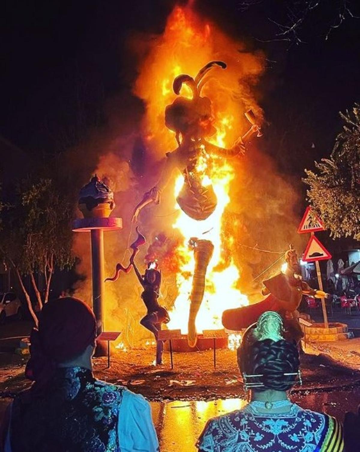 Cremà de la Falla de Bolbaite, el pasado domingo.