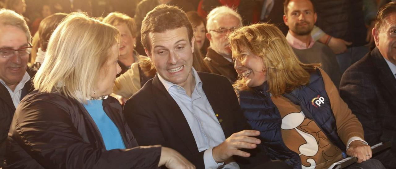 El entonces presidente del PP, Pablo Casado, entre Mercedes Fernández (a la izquierda) y Teresa Mallada, en mayo de 2019. | Marcos León