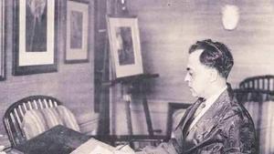 José Segrelles, trabajando en su estudio.