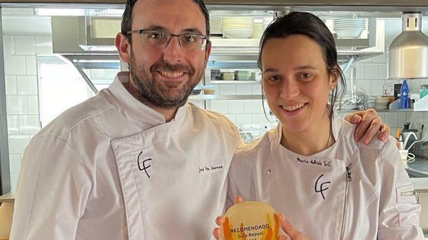 José Vicente y María están al frente del restaurante La Farola de Altura