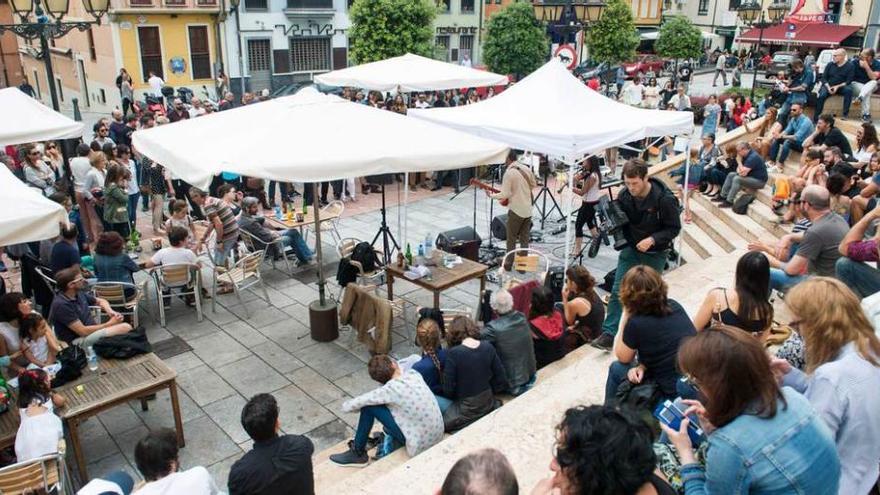 Público, ayer, en la plaza del Lavaderu, durante la actuación de Pablo Und Destruktion.