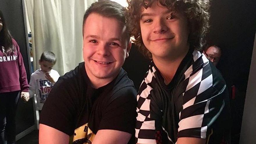 El valenciano Jaime Pérez con Gaten Matarazzo.