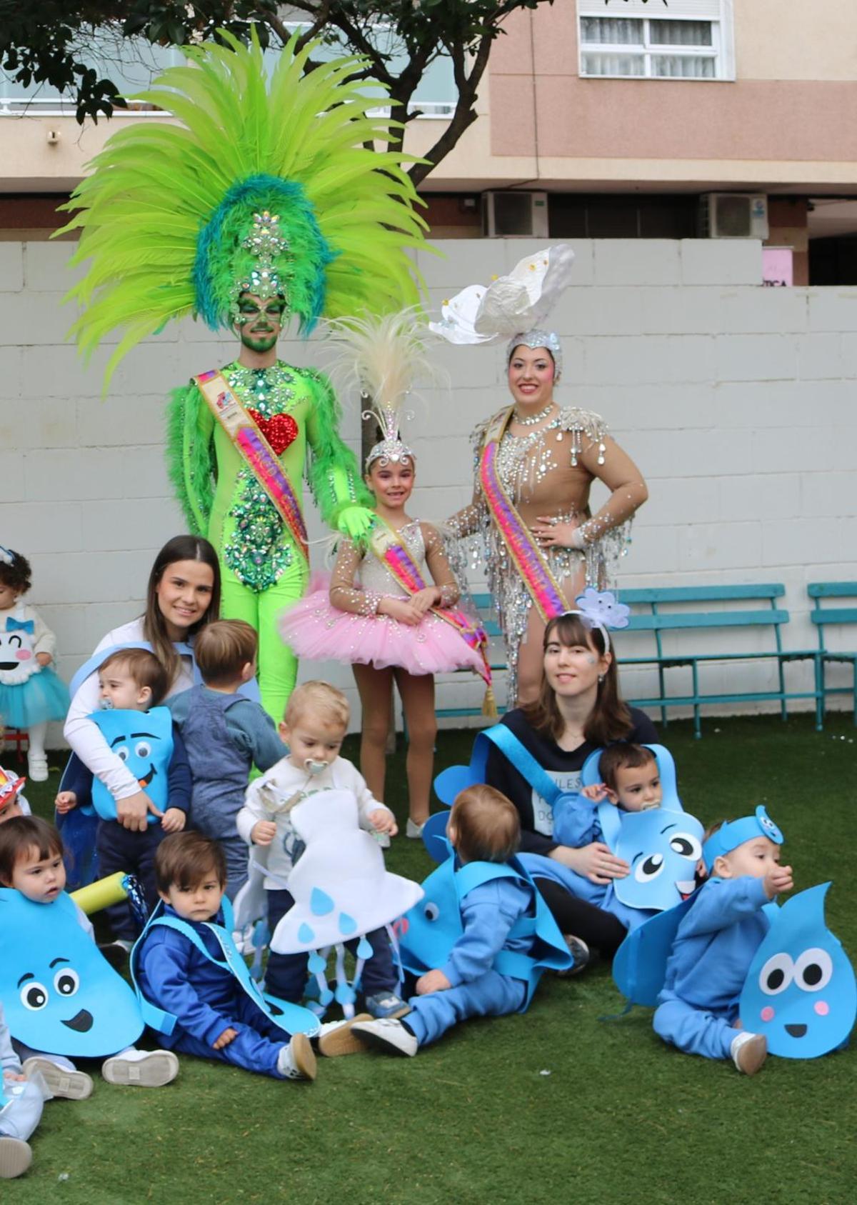 Los Reyes del Carnaval con los más pequeños de la Escuela Infantil "Niño Jesús" de Torrevieja