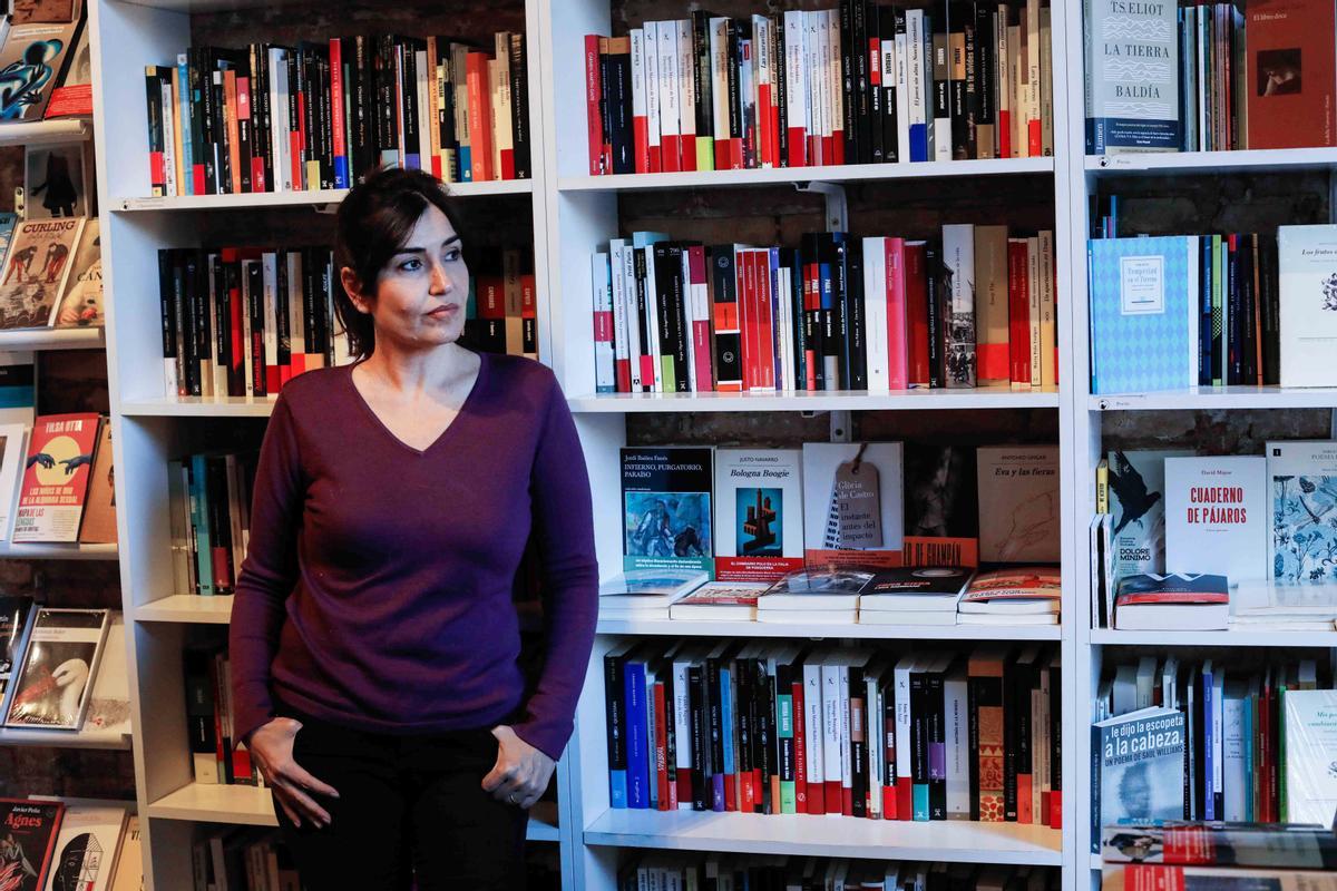 La autora, en una librería de su barrio de Valencia, Ruzafa.