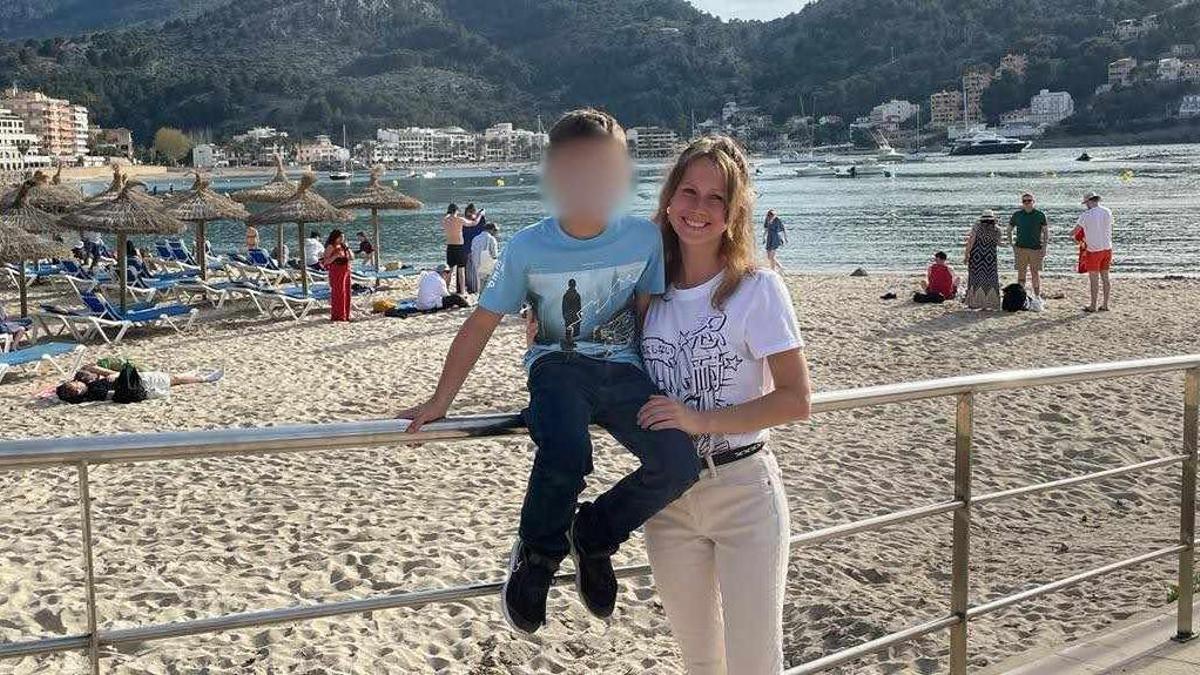 Paulina con su hijo Oliver en una playa de Mallorca  antes de que le enviara a Polonia para conocer a sus abuelos paternos en diciembre de 2024.
