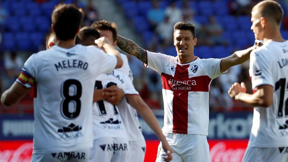 Los jugadores del Huesca celebran por todo lo alto un gol de Gallar.