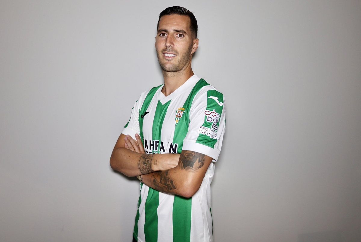 Sergi Guardiola, posando con la elástica blanquiverde tras su fichaje por el Córdoba CF.
