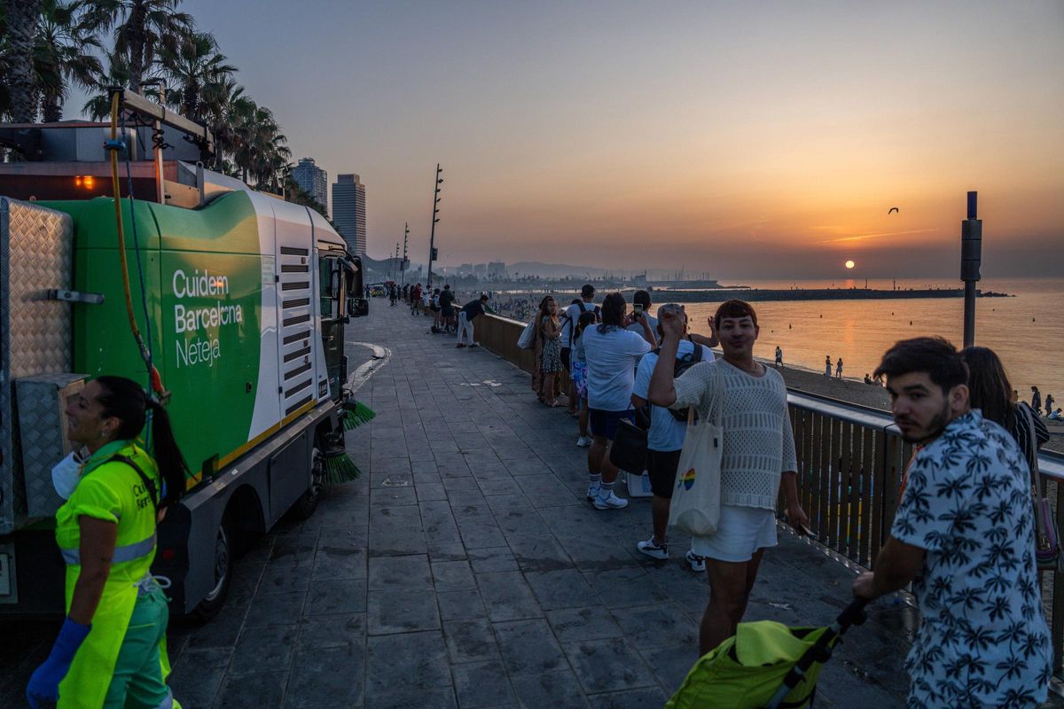 Limpieza de las playas de Barcelona tras la verbena de Sant Joan 2025