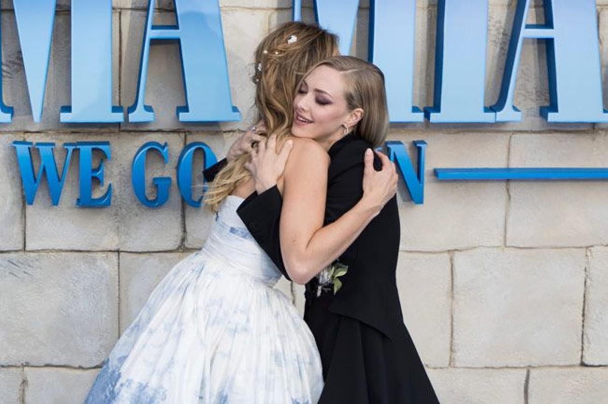 El abrazo entre Lily James y Amanda Seyfried