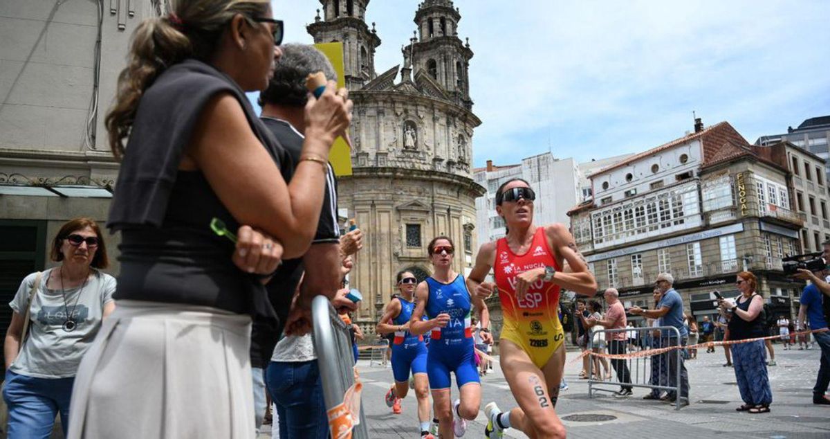 Público al paso de la prueba por la Peregrina. | R. V.