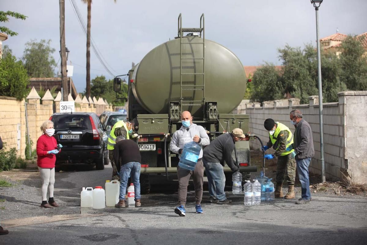 El Ejército reparte agua en las parcelaciones de Córdoba