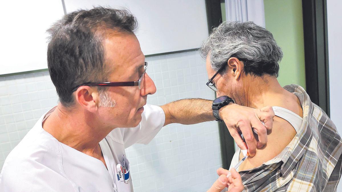 Un paciente se vacuna contra la gripe este lunes por la tarde en el centro de salud de La Flota, en Murcia.