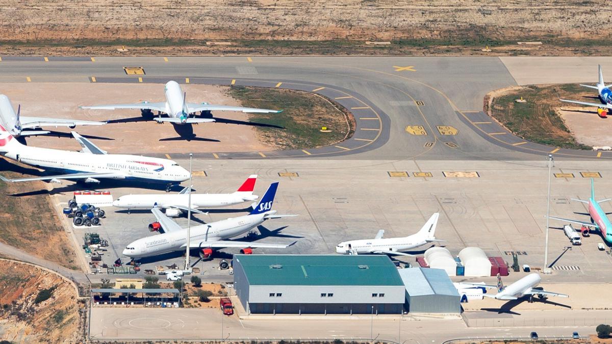 Terminal de carga del aeropuerto (con techado verde).