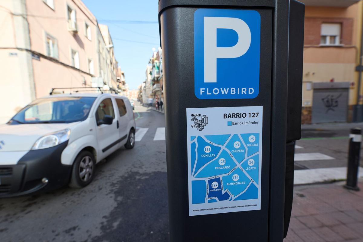 03/12/2024 Parquímetro en la nueva zona SER en el barrio de Usera, a 3 de diciembre de 2024, en Madrid (España). El Servicio de Estacionamiento Regulado (SER) está activo desde el 2 de diciembre en tres barrios del distrito de Usera; Almendrales, Pradolongo y Moscardó. A las 3.100 plazas que se activaron el pasado 16 de septiembre en el distrito, en Moscardó, se suman las 2.564 plazas de Almendrales, las 2.393 de Pradolongo y otras 1.502 en Moscardó quedando el aparcamiento regulado en la totalidad de este último barrio. La ampliación está presupuestada en un gasto plurianual de 17,3 millones de euros para dar respuesta a un distrito congestionado por el efecto frontera con el centro de la ciudad, Madrid Río, Matadero y las zonas comerciales próximas. POLITICA Jesús Hellín - Europa Press