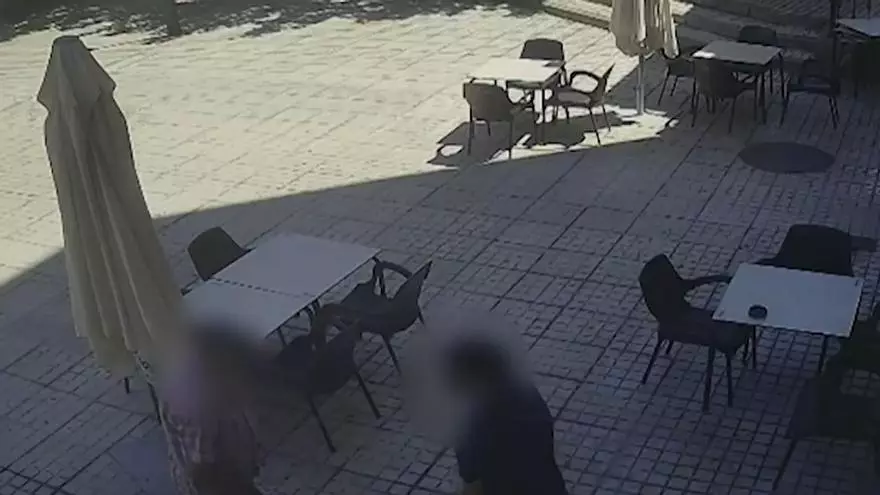 Detienen a un hombre en Mora por agredir gravemente a su padre en la terraza de un bar