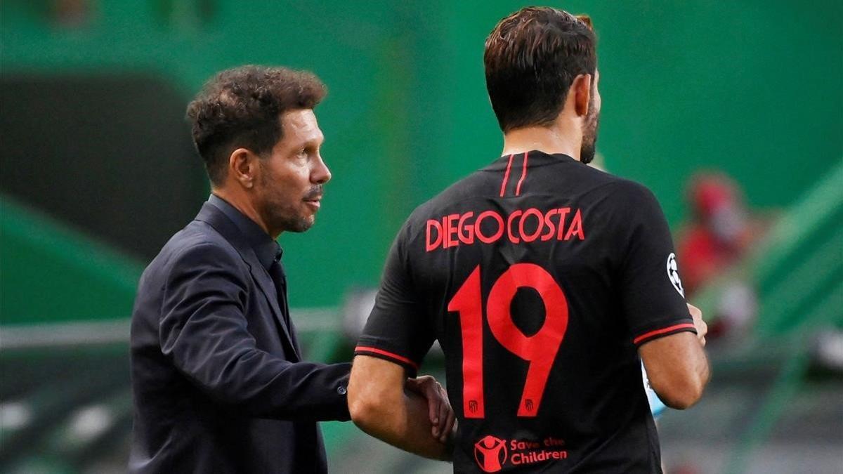 Simeone da instrucciones a Diego Costa en el Estadio de la Luz.