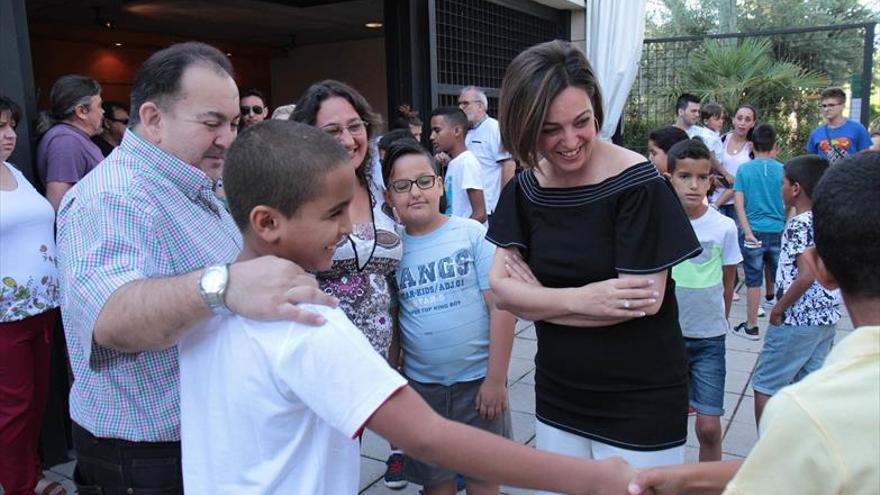 La alcaldesa recibe a los niños saharauis