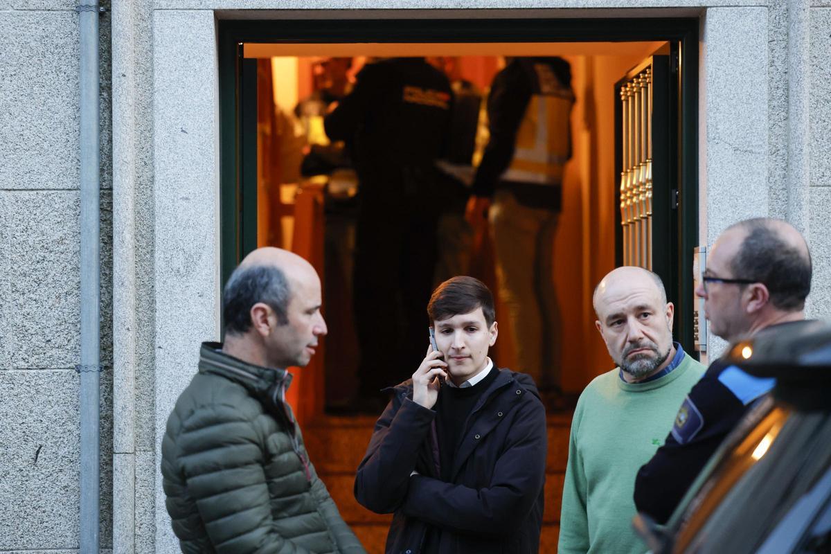 El alcalde de Ribeira, Luís Pérez Barral (2-i), en el lugar en el que ha sido hallado el cadáver de una mujer supuestamente asesinada a manos de su pareja, este martes en Ribeira.