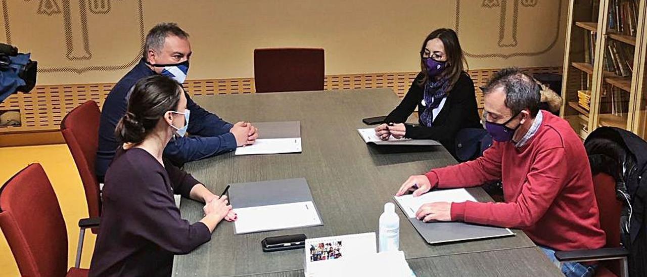 A la izquierda, Melania Álvarez y Fermín Bravo, enfrente de Ovidio Zapico y Ángela Vallina, en la reunión de ayer en la Consejería de Derechos Sociales.