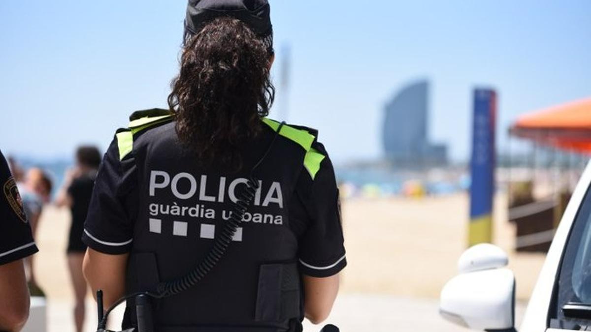 Una agente de la Guardia Urbana de Barcelona, de servicio en la playa