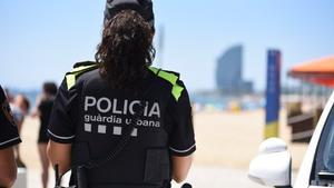 Una agente de la Guardia Urbana de Barcelona, de servicio en la playa