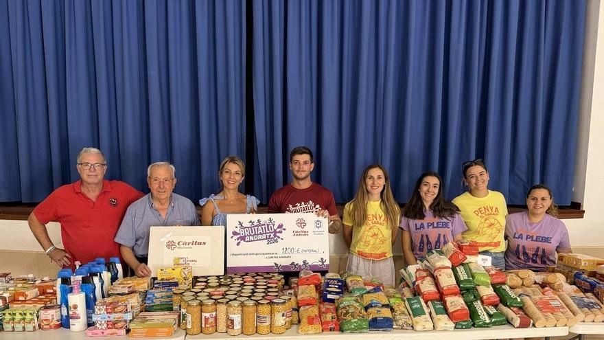 Las peñas de Andratx entregan a Cáritas un lote de alimentos de primera necesidad valorado en 1.200 euros