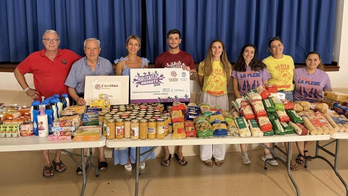 Acto de entrega del lote de alimentos en la sede de Cáritas de Andratx.