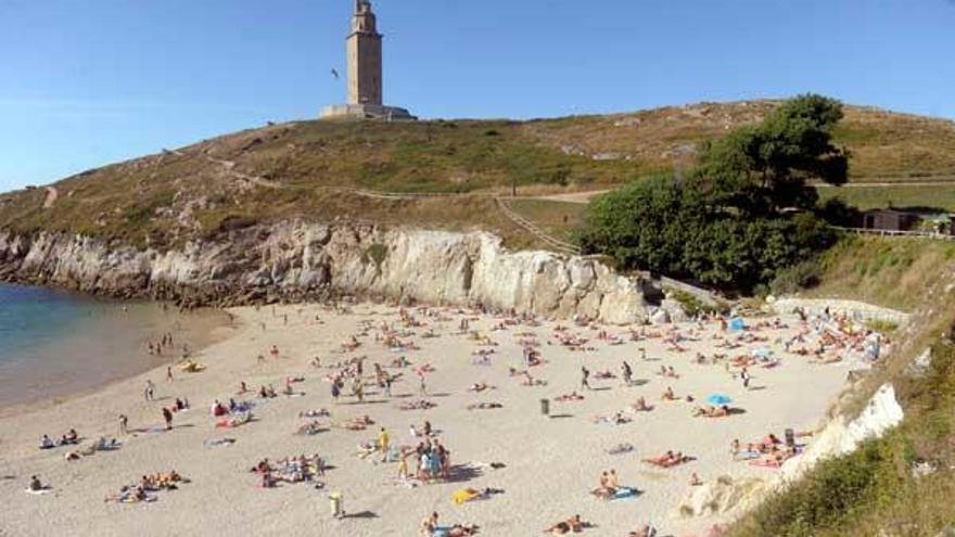 Playa As Lapas, ante la Torre de Hércules (A Coruña).