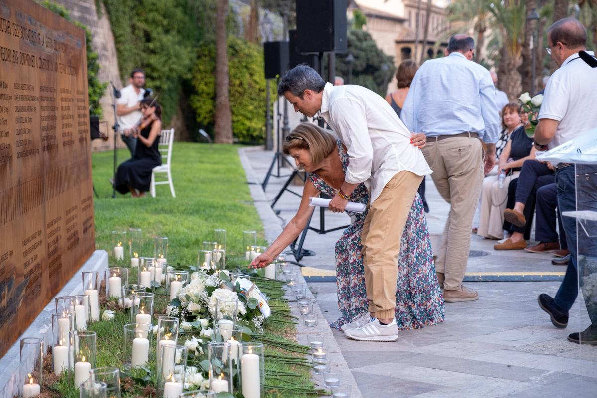 Prohens homenajea a las víctimas de los bombardeos republicanos sobre Palma en un acto sin Memòria de Mallorca